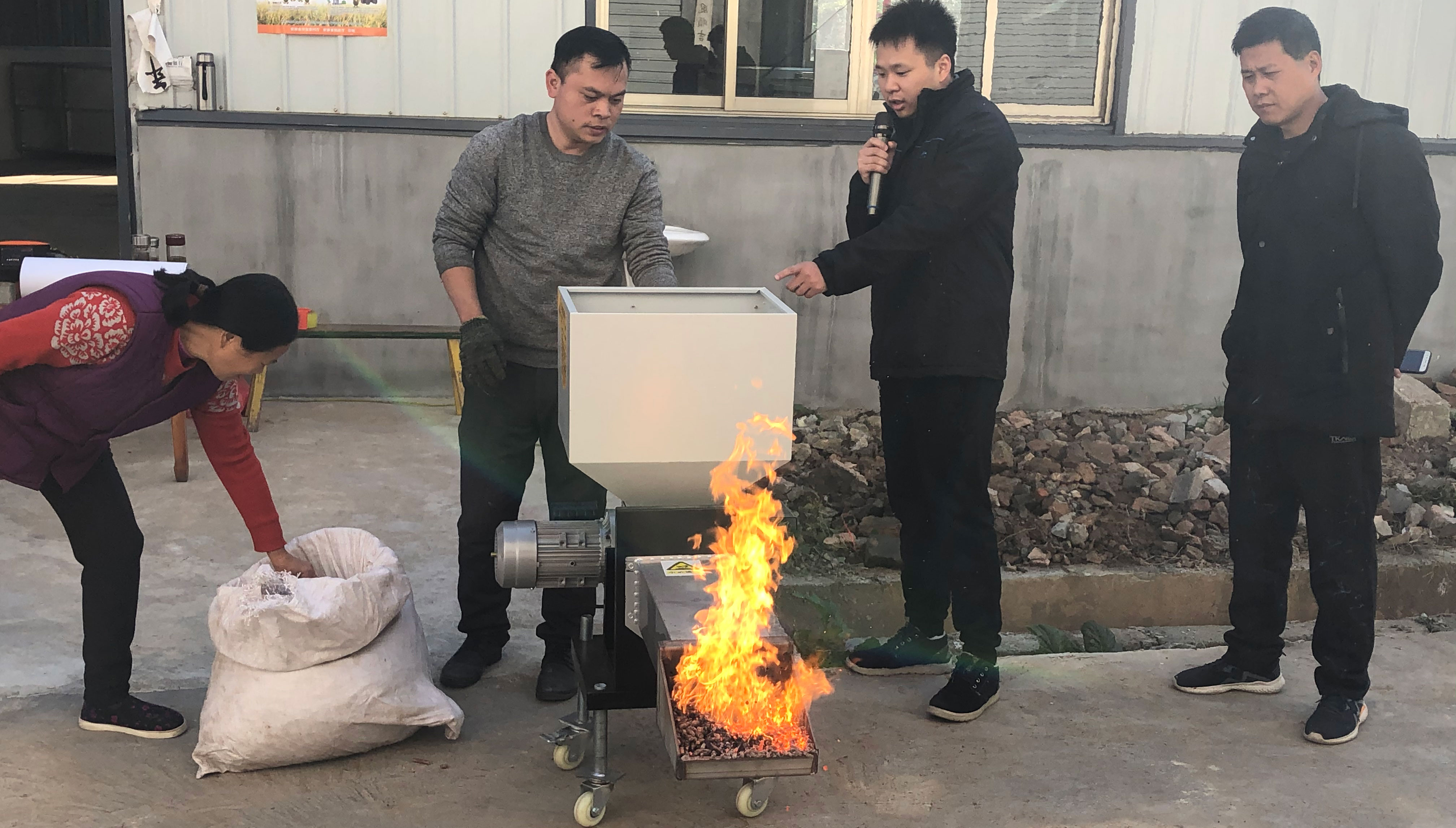 采用低碳節能的生物質顆粒燃燒機和空氣能熱泵烘干設備替代燃煤型加工設備