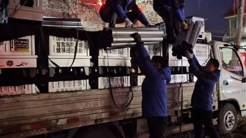甘肅新農第一批100臺采暖炊事爐連夜裝車送到災區2