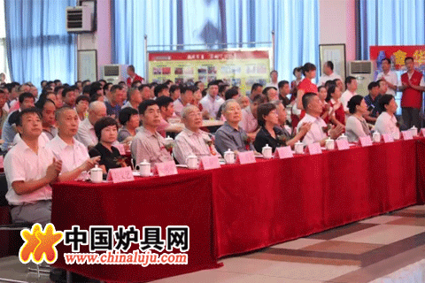 與會領導、嘉賓觀看鑫華新風貌片和走進崇高研究院形象片