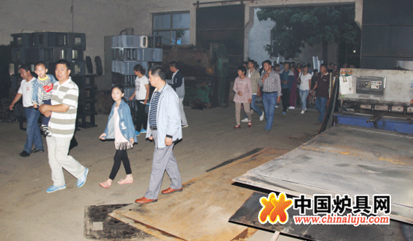 經銷商參觀程龍公司生產車間